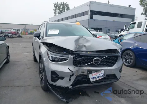 2024 Volvo Xc40 B5 Plus Dark Theme z USA, uszkodzony, nr VIN YV4L12UL4R2364429